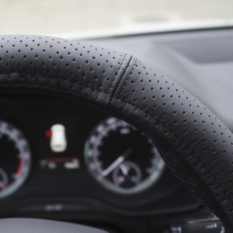 Husa Volan Piele Naturala Perforata Negru 42-44 Cm