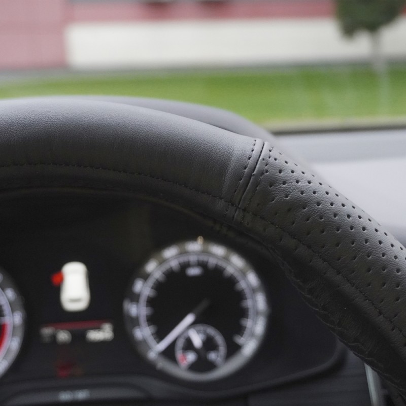 Husa Volan Piele Naturala Semi Perforata Negru 39-41 Cm